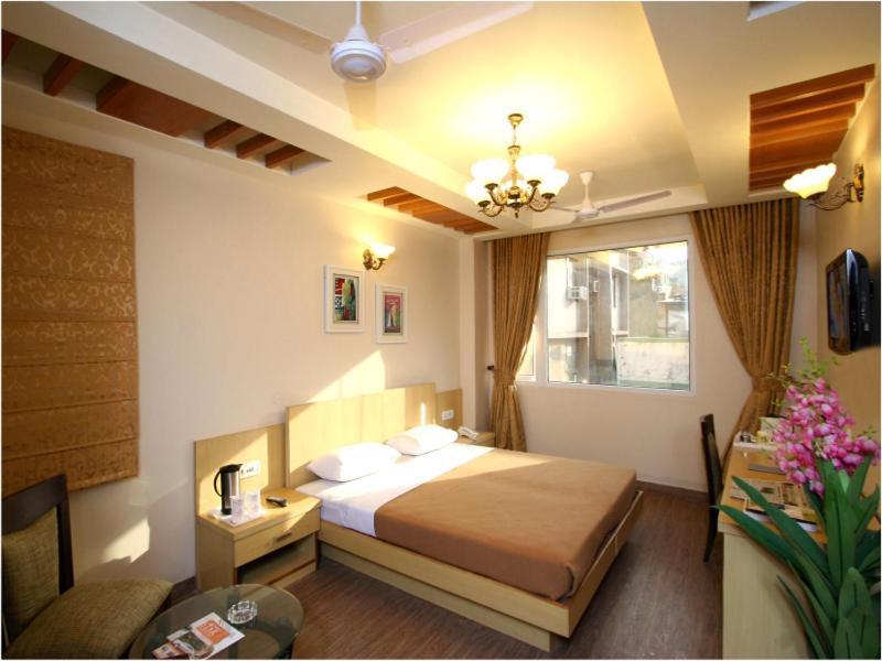 Hotel Tjs Grand Deli Quarto foto