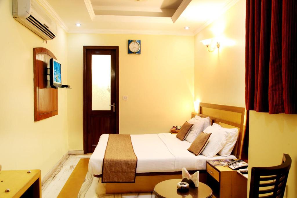 Hotel Tjs Grand Deli Quarto foto
