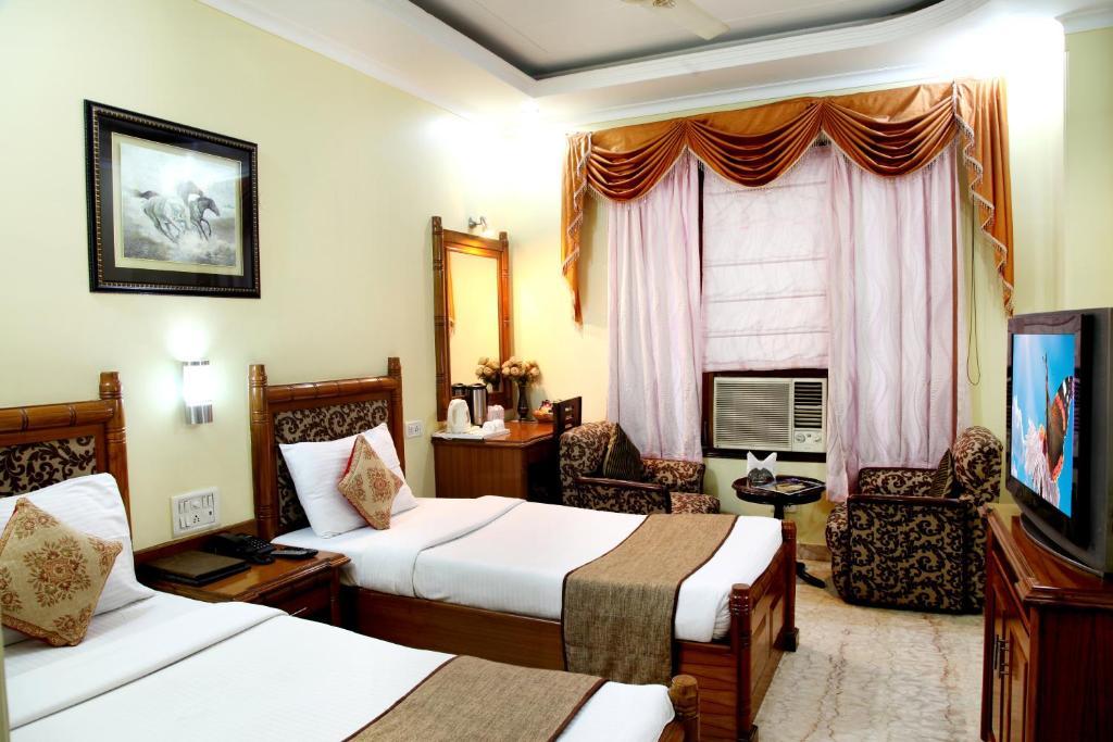 Hotel Tjs Grand Deli Quarto foto